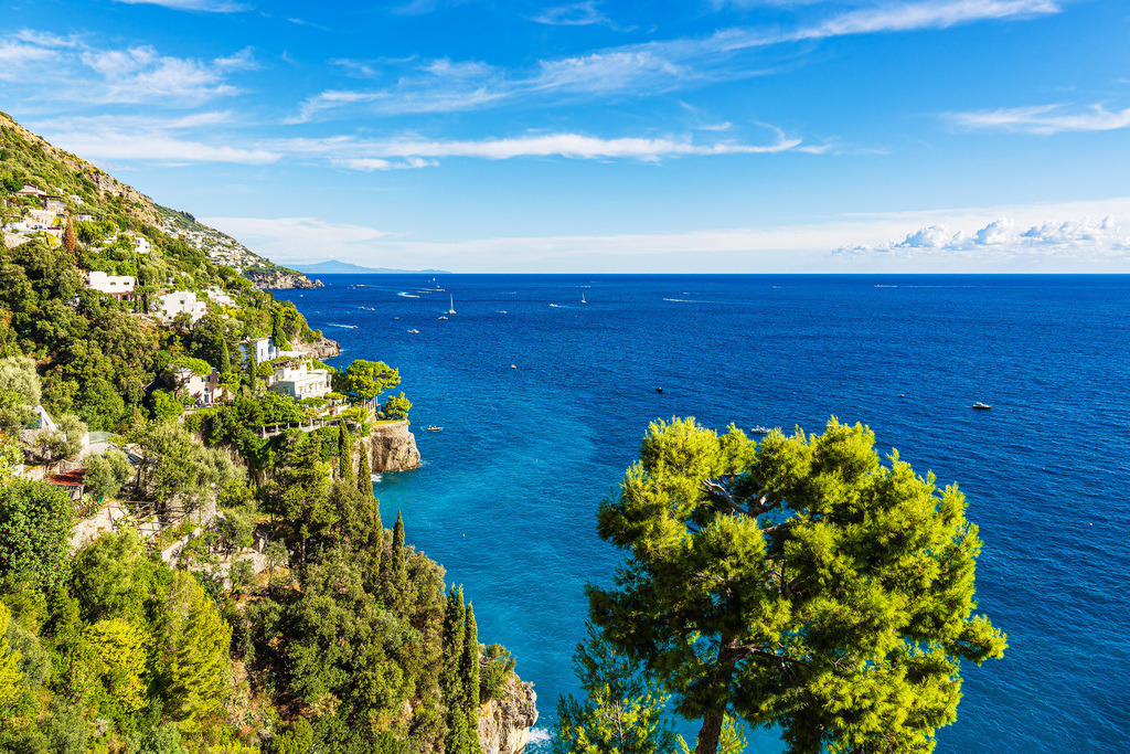Blick auf das Mittelmeer bei Positano an der Amalfiküste in Italien | Blick auf das Mittelmeer bei Positano an der Amalfiküste in Italien.