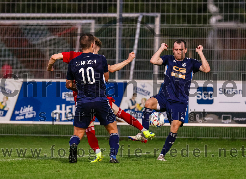 2023-08-22_052_FC_Finsing_gegen_SC_Moosen-Vils | Finsing, Deutschland, 22.08.2023:
Fußball, Kreisliga 2023 / 2024, 5. Spieltag, FC Finsing gegen SC Moosen/Vils, Endergebnis: 5:0

Thomas Forsthuber (SC Moosen/Vils, #10), Florian Hölzl (FC Finsing, #10), Michael Willmes (SC Moosen/Vils, #15)

Foto: Christian Riedel / fotografie-riedel.net
