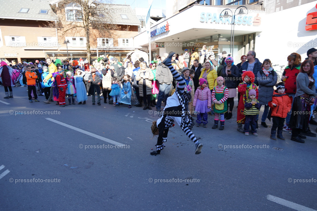news-2023-Feb16-Unsinniger_Fasching_Reutte-sony-DSC02502 | Info aus dem Bezirk Reutte/Ausserfern Tirol sowie eine umfangreiche Bilddatenbank über die gesamte Region: Lechtal, Talkessel Reutte, Tannheimertal, Zwischentoren. Lech, Plansee, Zugspitze, Grenztunnel, B179, Fernpassstraße, Verkehr, Lawinen, Tradition, - Realisiert mit Pictrs.com