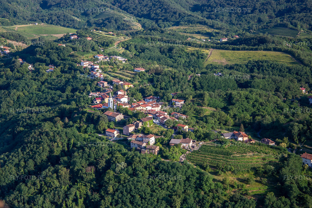 Luftbild: Hügeldorf zwischen Reben und Wald im Ortsteil Gradišče nad Prvačino in Nova Gorica im Bundesland Slowenien in Slowenien. Foto: IMG_137467.jpg vom 14.07.2023 durch Werner Riehm/FLY-FOTO.de