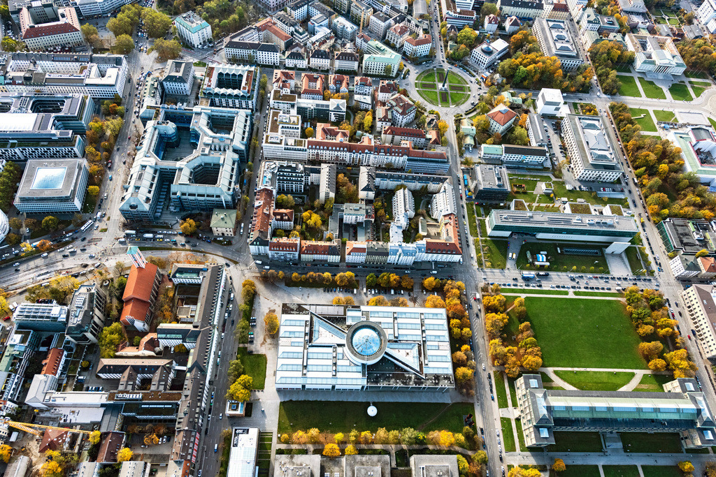 dr__0040787.jpg | MüNCHEN 07.11.2019 Innenstadtbereich des Museumsiertel mit der Pinakothek der Moderne u nd der Alten Pinakothek im Stadtgebiet in München im Bundesland Bayern, Deutschland. // District of Museumsiertel in the city in Munich in the state Bavaria, Germany. Foto: Daniel Reiter