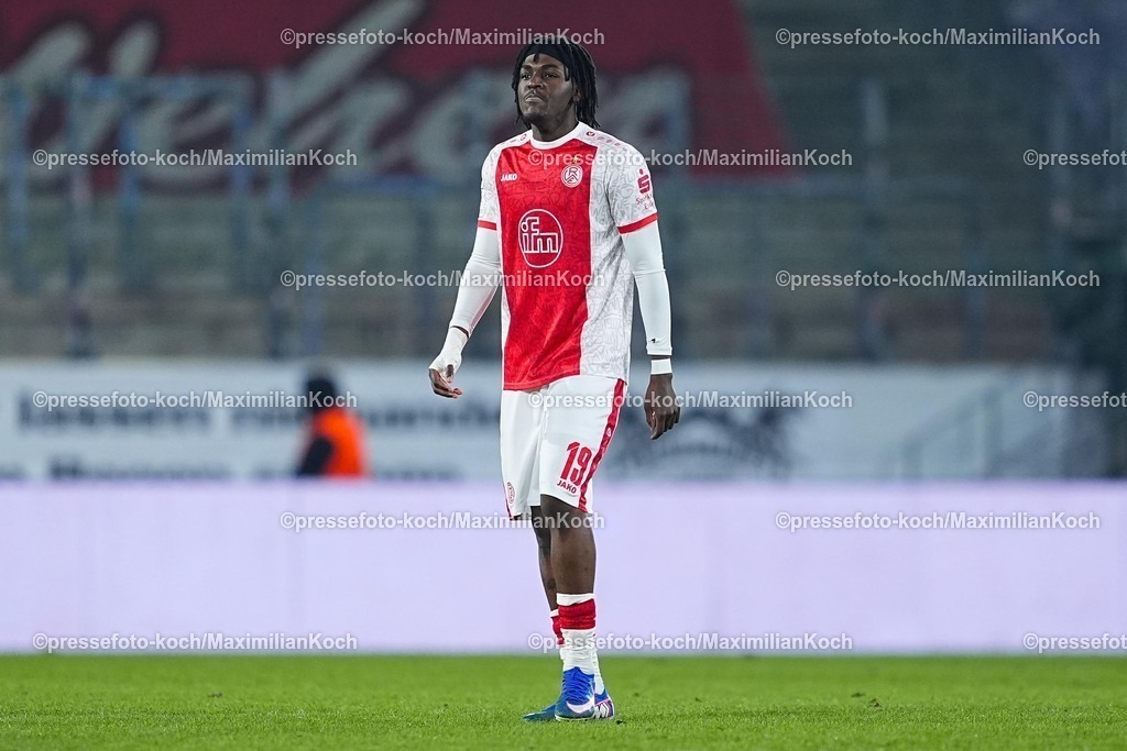 xYDRx01022601075 | 01.02.2026, xydrx, Fußball, 3.Liga, Rot-Weiss Essen - SV Wehen Wiesbaden, Saison 2025 2026, Stadion an der Hafenstraße: Franci Clarck Bouebari Kitsamoutsele (Rot-Weiss Essen #19) enttäuscht vom 1:1 Endstand   DFB regulations prohibit any use of photographs as image sequences and or quasi-video. Photo: xYannisxDreimannxPressefotoKochx