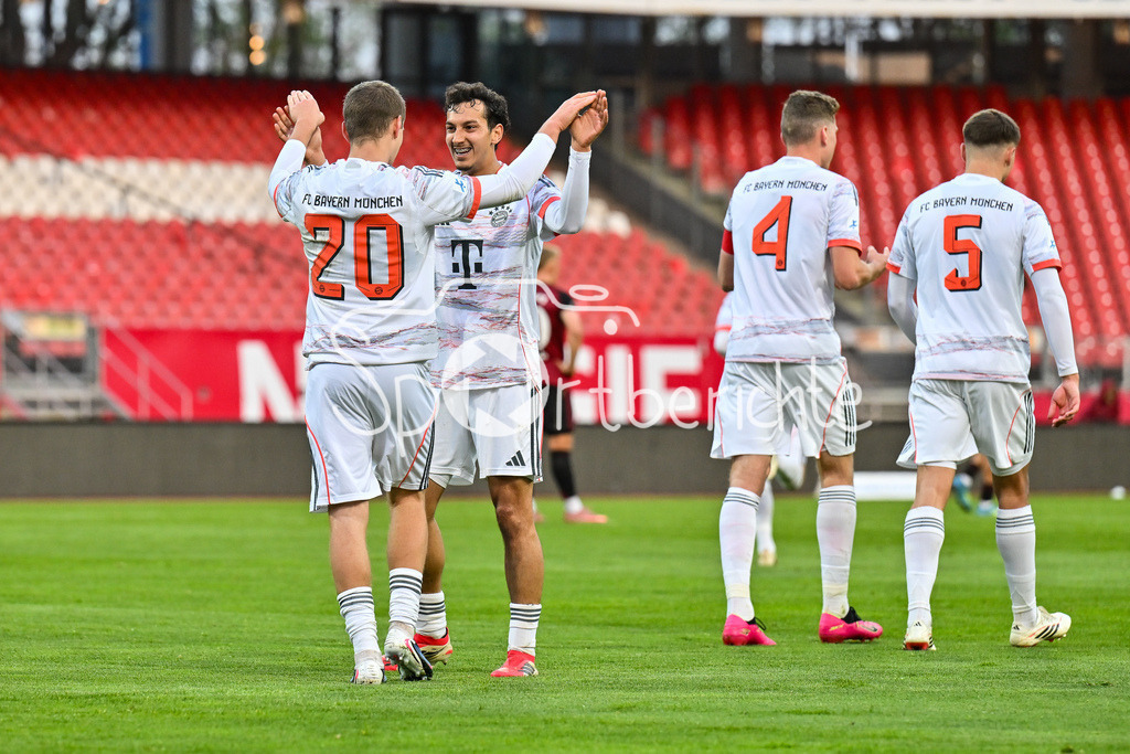1. FC Nürnberg II - FC Bayern Amateure | NÜRNBERG, GERMANY - 21. APRIL: Jubel der kleinen Bayern nach dem Treffer zum 1-1 Ausgleich durch Yll GASHI (FC Bayern München 20) / Tor / Torschuetze / Freude / Happy während dem Match zwischen dem 1. FC Nürnberg II und den Amateuren des FC Bayern am 30. Spieltag der Regionalliga Bayern im Max-Morlock Stadion