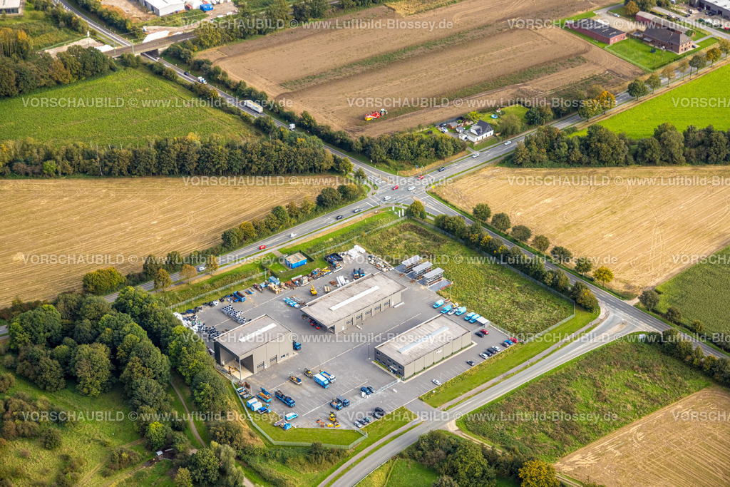 Wesel241009881 | Luftbild, Erdbohr und Handel-GmbH Wesel, Straßenkreuzung Frankfurter Straße und Emmelsumer Straße, Traktor mit Landarbeiten auf einem Feld, Fusternberg, Wesel, Niederrhein, Nordrhein-Westfalen, Deutschland