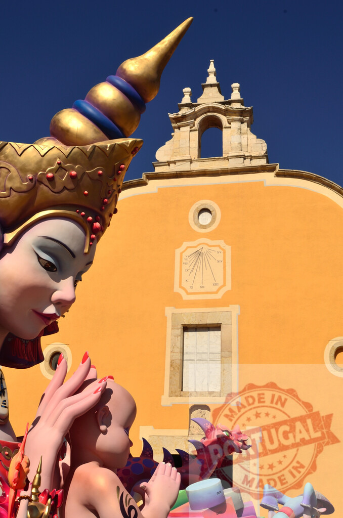 Fallas festival ninot, woman and baby sculpture in Valencia | Fallas ninot sculpture depicting a woman, baby, and dragon with a historic building background - Realisiert mit Pictrs.com