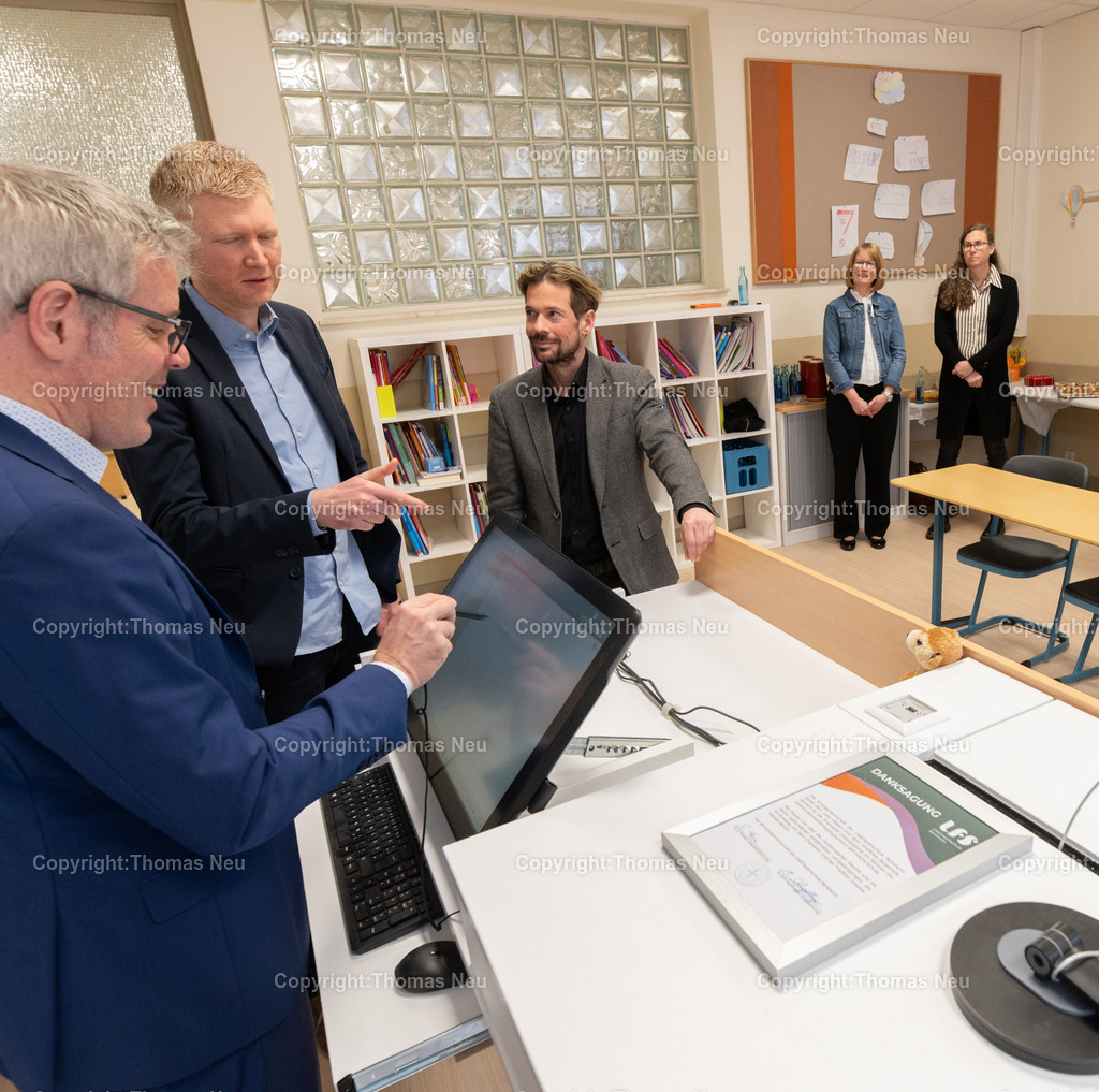 Liebfrauenschule_Landrat_Fotografie-Thomas-Neu-26 | Bensheim, Liebfrauenschule, Landrat Christian Engelhardt  Landrat Engelhardt, um die durch das Kommunalinvestitionsprogramm II - KIP macht Schule geförderten und renovierten Räumlichkeiten im Altes Schulhaus der LFS offiziell zu übergeben.,hier an einem modernen Pult mit Schulleiter Mirko Schnegelberger (2.v.links) und Geschäftsführer Sebastian Messer, Bild: Thomas Neu