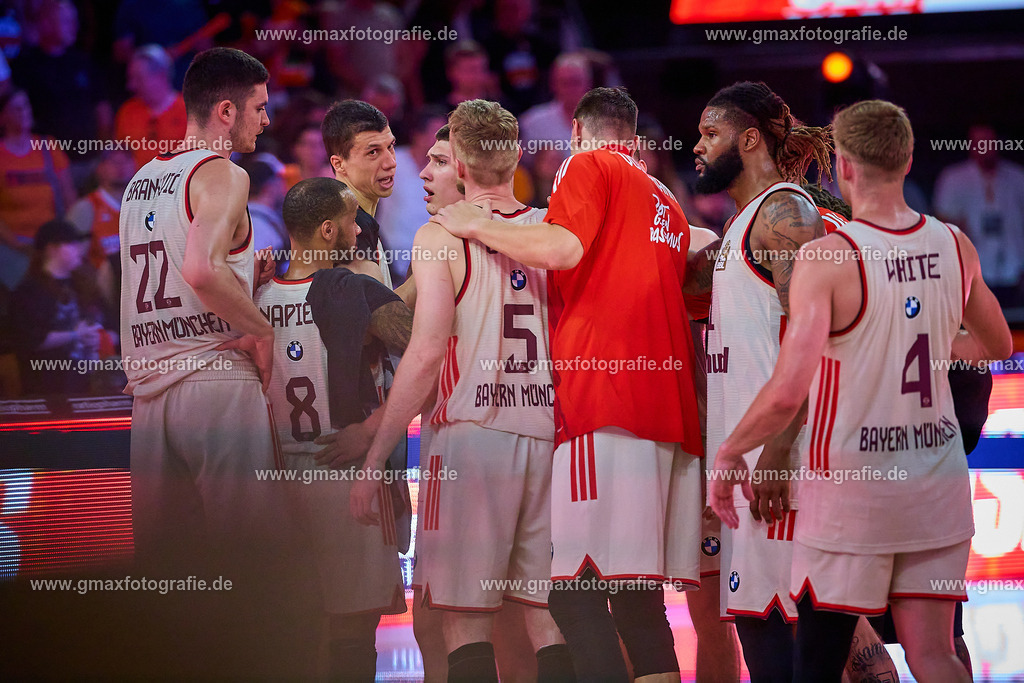 GER, ratiopharm ulm gegen FC Bayern, Basketball, 2. PlayOff, Finale, EasyCredit Bundesliga, Spielzeit 2024/2025, 18.06.2025 | Team des FC Bayern nach Spielende. Gedrueckte Stimmung, enttaeuschtGER, ratiopharm ulm gegen FC Bayern, Basketball, 2. PlayOff, Finale, EasyCredit Bundesliga, Spielzeit 2024/2025, 18.06.2025Foto: Eibner-Pressefoto/Gerald Oelze-de Stoppany
