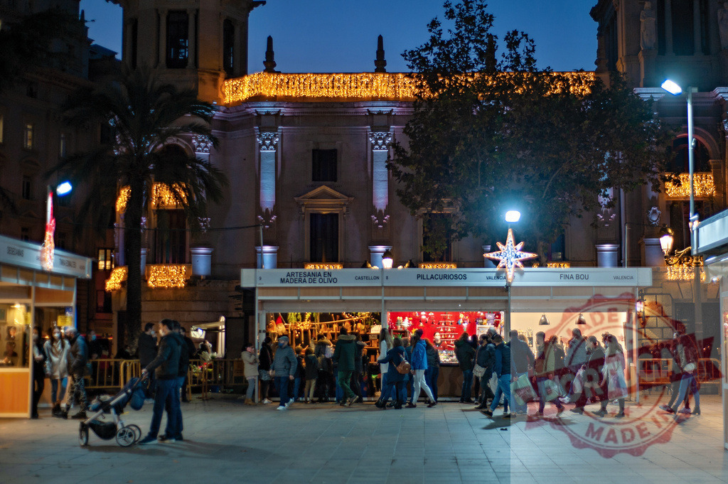 Valencia Plaza del Ayuntamiento hosting Christmas market at night | Crowds of people gathering at the Christmas market stalls in Plaza del Ayuntamiento, Valencia - Realisiert mit Pictrs.com