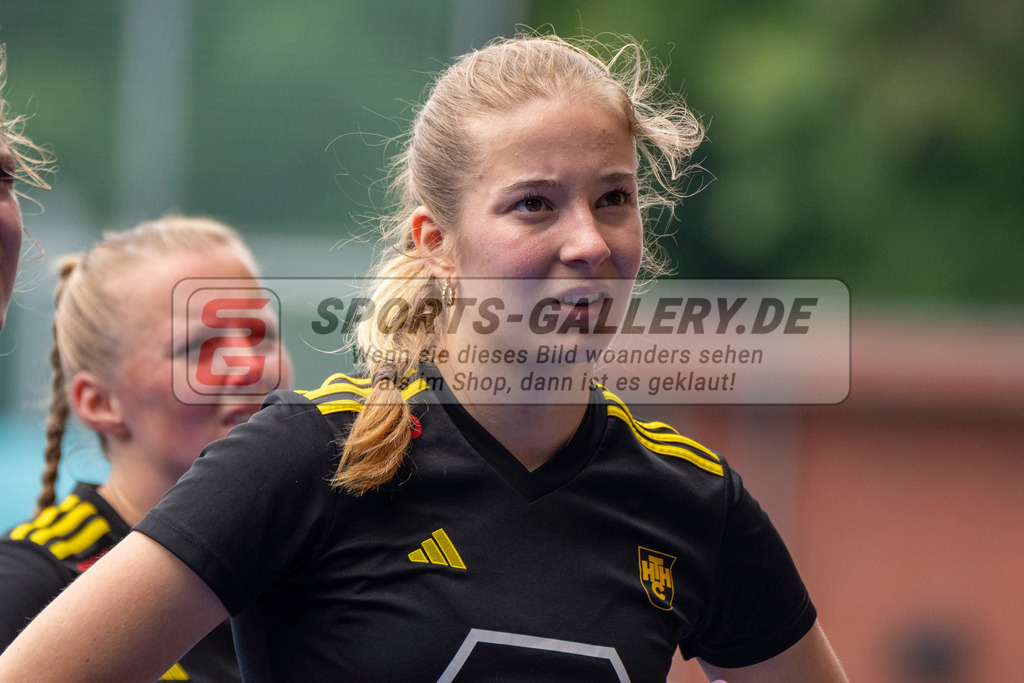 Final4_20250601-1143-HK108337 | Krefeld, Deutschland, 01.06.2025:  Feldhockey Final4 2025 – „Deutsche Feldhockey-Meisterschaften 2025“ Harvestehuder HTC - Düsseldorfer HC (Finale Damen) im Gerd-Wellen-Hockeyanlage am 01.06.2025 in Krefeld, Deutschland. (Foto von Kramhöller/Fehrmann/Kaste)Krefeld, Germany, 01.06.2025: Feldhockey Final4 2025 – „Deutsche Feldhockey-Meisterschaften 2025“ Harvestehuder HTC - Düsseldorfer HC (Finale Damen) in Gerd-Wellen-Hockeyanlage at 01.06.2025 in Krefeld, Deutschland. (Foto from Kramhöller/Fehrmann/Kaste)
