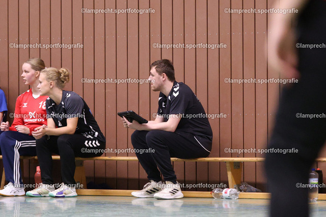 Handball I Juniorinnen I Saison 2026-2027 I Oberliga Schleswig-Holstein I 3. Spieltag I HSG Kalkberg 06 - TSV Bargteheide 084 | Levin Euler (Trainer, HSG Kalkberg 06) - Realisiert mit Pictrs.com
