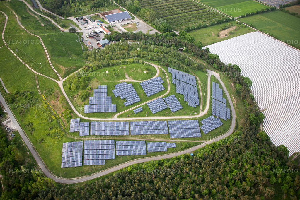 Luftbild: PV-Anlage auf ehemaliger Mülldeponie im Ortsteil Hüttenfeld in Lampertheim im Bundesland Hessen in Deutschland. Foto: IMG_088298.jpg vom 09.05.2016 durch Werner Riehm/FLY-FOTO.de