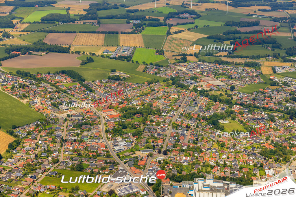 Stadt Dinklage von Oben- Die Luftaufnahme wurde 2025 vom UL-Flugzeug heraus erstellt ( keine Drohnenaufnahme ) - Hochauflösende Luftaufnahme - für Wandbilder und großformatige Ausdrucke geeignet. Das besondere Geschenk!Hier alle&nbsp;Infos zur Lizenzierung der LuftaufnahmeWir fliegen auch dieses Jahr wieder in Ihre Region um Luftbilder zu erstellen.- Luftbild anfragen