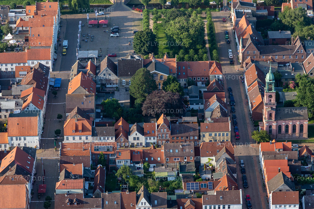 Luftbild: Kirchenstr in Friedrichstadt im Bundesland Schleswig-Holstein in Deutschland. Foto: IMG_0007304.jpg vom 16.07.2021 durch Werner Riehm/FLY-FOTO.de