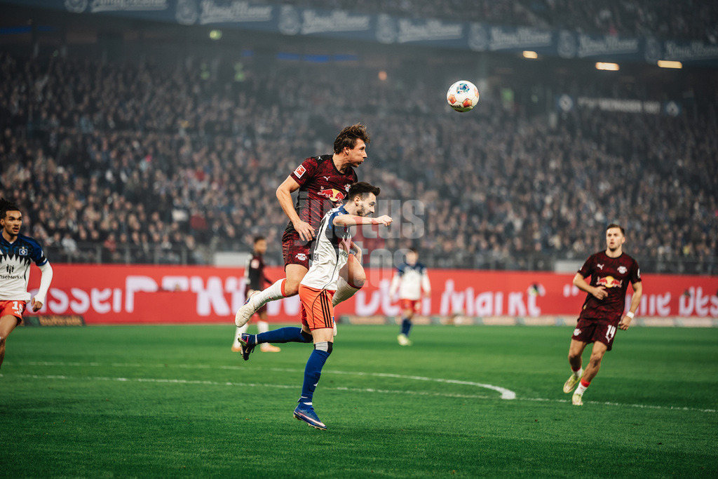 Fußball | Männer | Saison 2025/2026 | 1. Fußball-Bundesliga | 24. Spieltag | Hamburger SV vs. RB Leipzig | 01.03.2026 | oben Willi Orban (#4, RB Leipzig) unten Fabio Daniel Ferreira Vieira (#20, HSV)