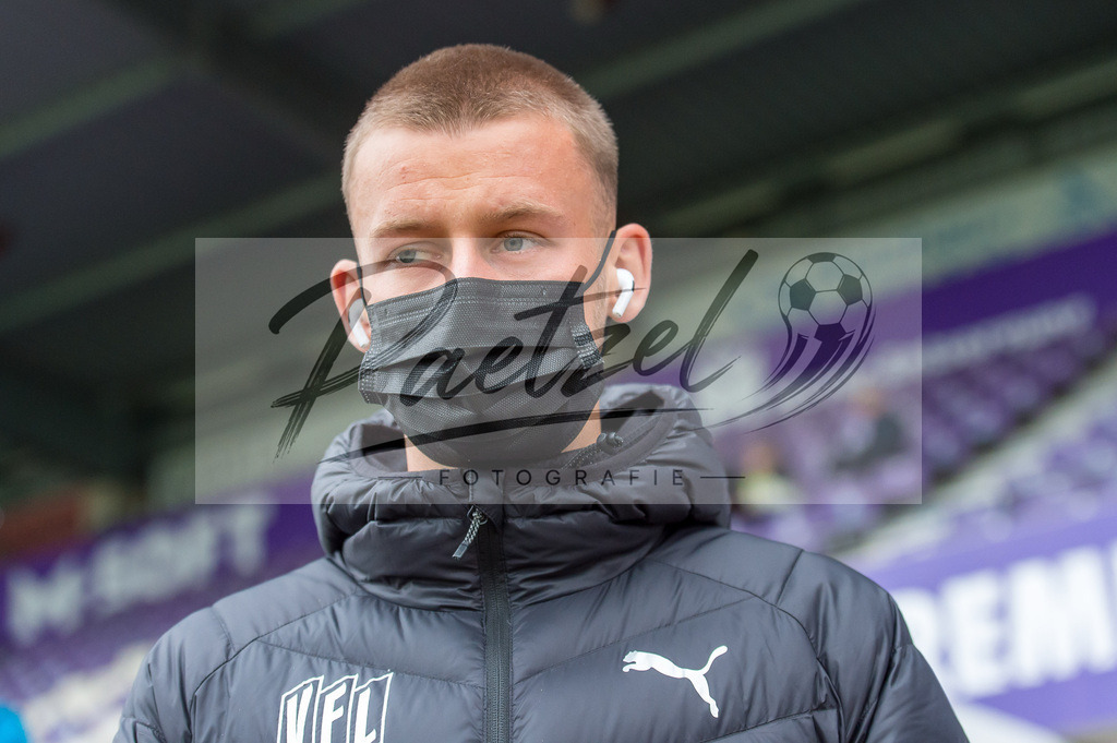 OSNTSV20211106_012 | Fussball, Herren: Sebastian Klaas (VfL Osnabrueck) schaut bei dem Spiel der 3. Liga zwischen VfL Osnabrueck und TSV 1860 Muenchen im Stadion an der Bremer Bruecke am 06.11.2021 in Osnanbrueck, Deutschland.DFB / DFL REGULATIONS PROHIBIT ANY USE OF PHOTOGRAPHS AS IMAGE SEQUENCES AND/OR QUASI-VIDEO. - Realisiert mit Pictrs.com