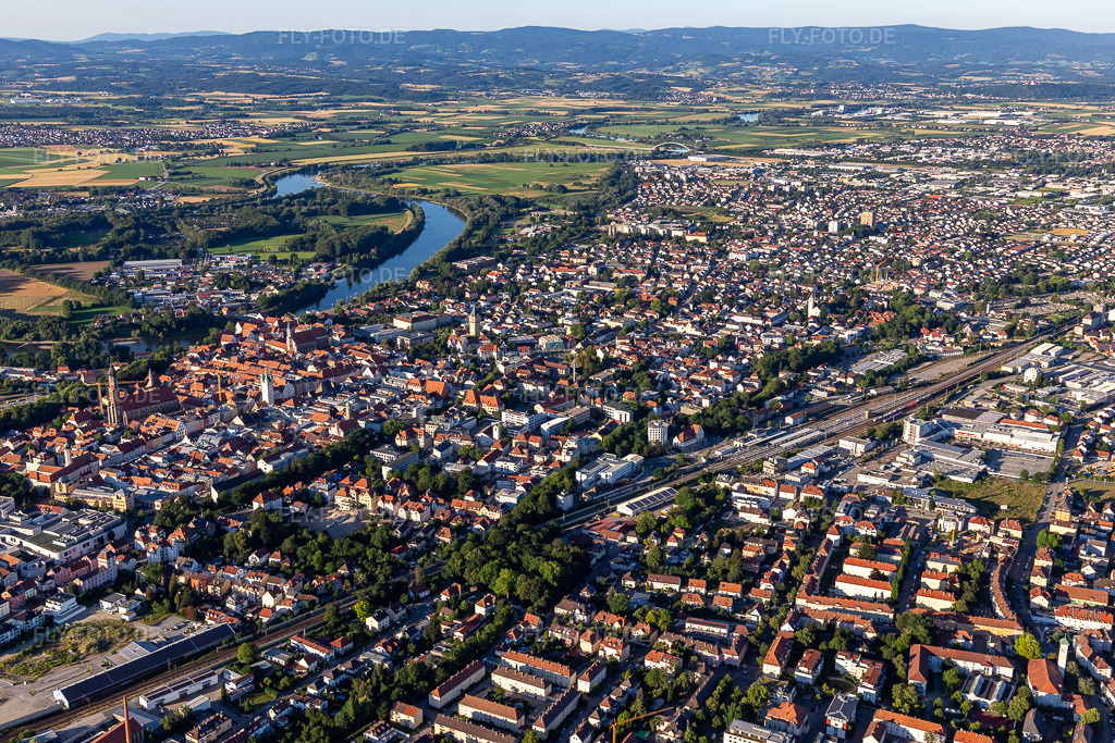 Luftbild:  in Straubing im Bundesland Bayern in Deutschland. Foto: IMG_133199.jpg vom 03.07.2022 durch Werner Riehm/FLY-FOTO.deStadt Straubing