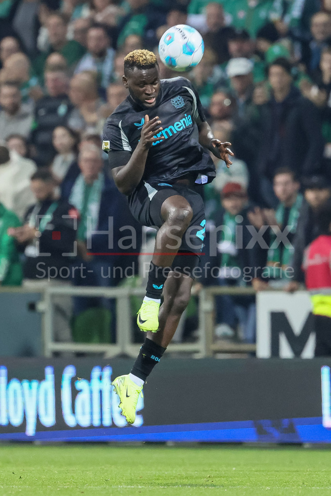 Fussball, Bundesliga, SV Werder Bremen - Bayer 04 Leverkusen | v.li.: Victor Boniface (Bayer 04 Leverkusen, 22) beim Kopfball, am Ball, Freisteller, Einzelbild, Ganzkörper, Aktion, Action, Spielszene, DIE DFL-RICHTLINIEN UNTERSAGEN JEGLICHE NUTZUNG VON FOTOS ALS SEQUENZBILDER UND/ODER VIDEOÄHNLICHE FOTOSTRECKEN. DFL REGULATIONS PROHIBIT ANY USE OF PHOTOGRAPHS AS IMAGE SEQUENCES AND/OR QUASI-VIDEO.