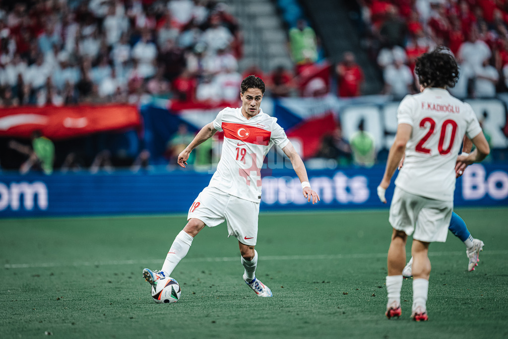 Fußball | Herren | UEFA-Fußball-Europameisterschaft 2024 | Gruppe F | Tschechien vs. Türkei | 26.06.2024 | Kenan Yildiz (#19, Türkei) am Ball