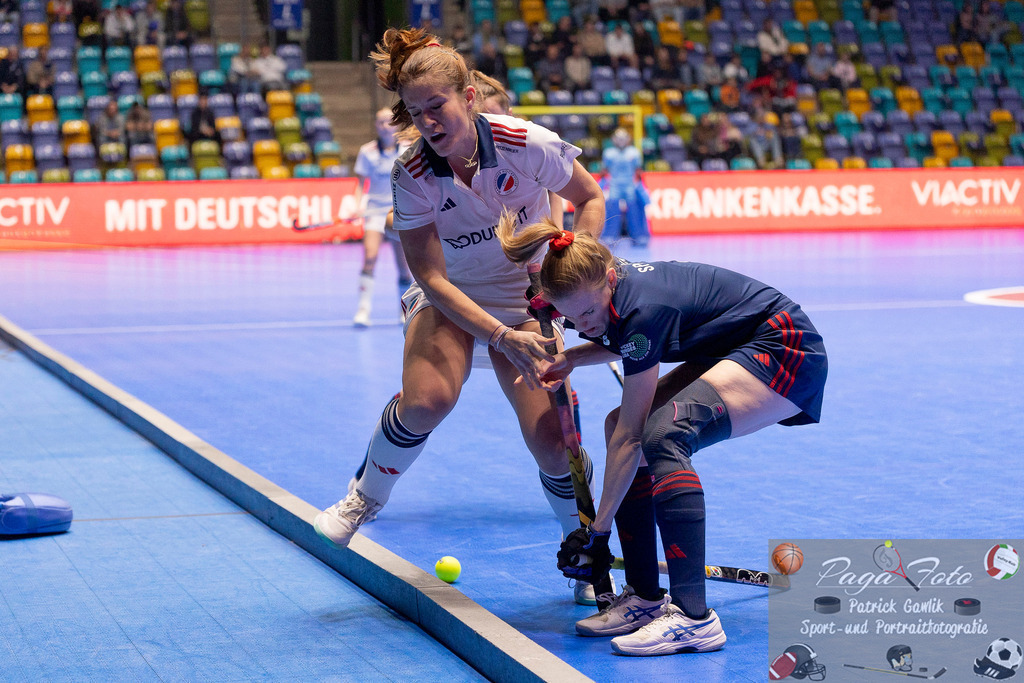 Volvo E.R.B. Final 4 Halbfinale Frauen: Mannheimer HC - Düsseldorfer HC, 25.01.2025 | Sonja Zimmermann (Mannheimer HC #11) &amp; Annika Marie Spink (Düsseldorfer HC #3), Mannheimer HC - Düsseldorfer HC, Frankfurt, Süwag Arena, 25.1.2025 - Realisiert mit Pictrs.com