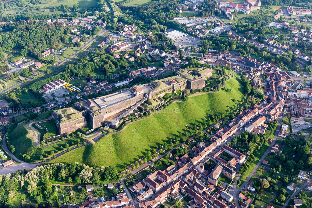 Vue aérienne: Fragments de la citadelle - complexe fortifié de la citadelle de Bitche à Bitche dans le département Moselle, France. Photo: IMG_107237.jpg prise le 18/05/2018 par Werner Riehm/FLY-FOTO.euRésolution de l'original: 5472 x 3648 px