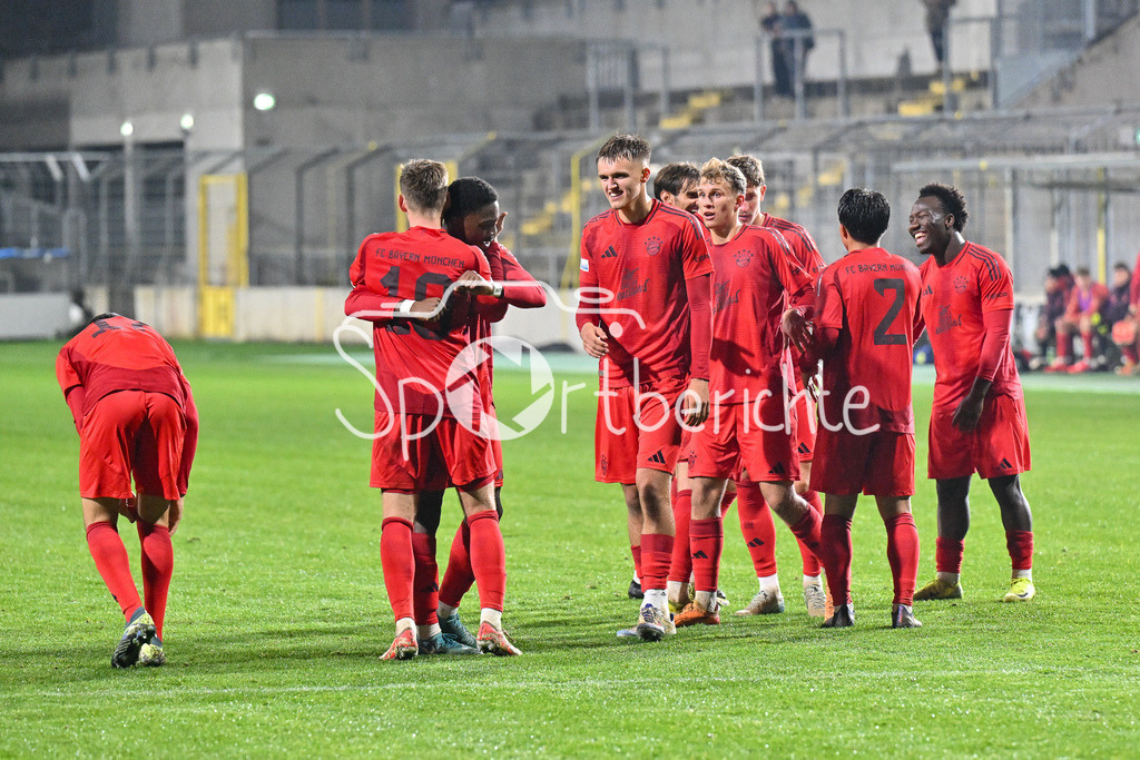 FC Bayern Amateure - SpVgg Greuther Fürth II | Jubel nach dem Treffer zum 4-0 druch Michael SCOTT (FC Bayern München II #19) / Freude / happy / Tor / torschuezte / Regionalliga Bayern: FC Bayern Muenchen II - SpVgg Greuther Fuerth II, Gruenwalder Stadion am am 29.10.2024