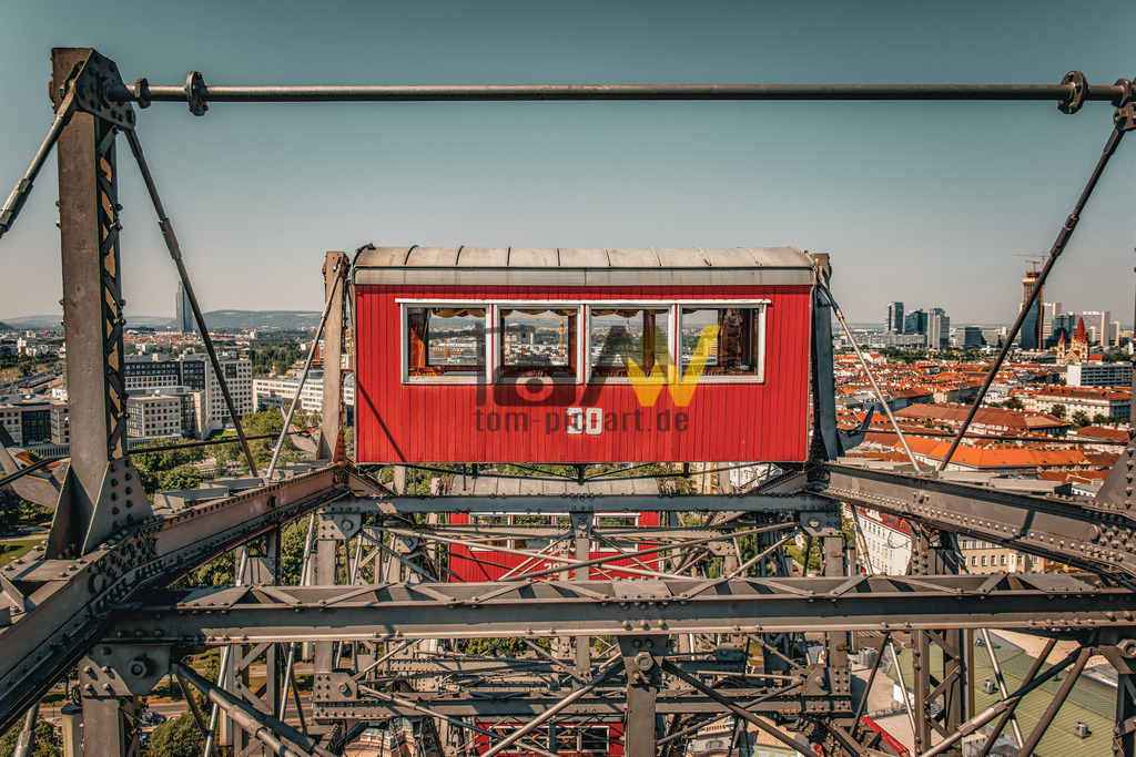 Waggon des Wiener Riesenrades und Blick über die Stadt Wien | Das Bild zeigt das Wiener Riesenrad im Prater in Wien. Es handelt sich um ein bekanntes Wahrzeichen der Stadt.  - Realisiert mit Pictrs.com