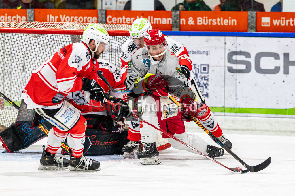 Halbfinale Spiel 3 TSV Peißenberg Miners vs TEV Miesbach | Eishockey Bayernliga Playoffs 2023/2024, Halbfinale Spiel 3 TSV Peißenberg Miners vs TEV Miesbach, 20240315,
Kampf um den Puck Patrick ASSELIN (TEVM 16) und Manuel SINGER (Miners 71),
2024-03-15 in Peißenberg (Eisstadion)
31 Korbinian SERTL (Miners Goali 31), 16 Patrick ASSELIN (TEVM 16), 71 Manuel SINGER (Miners 71)
Copyright: WolfgangxLindner foto-lindner.de