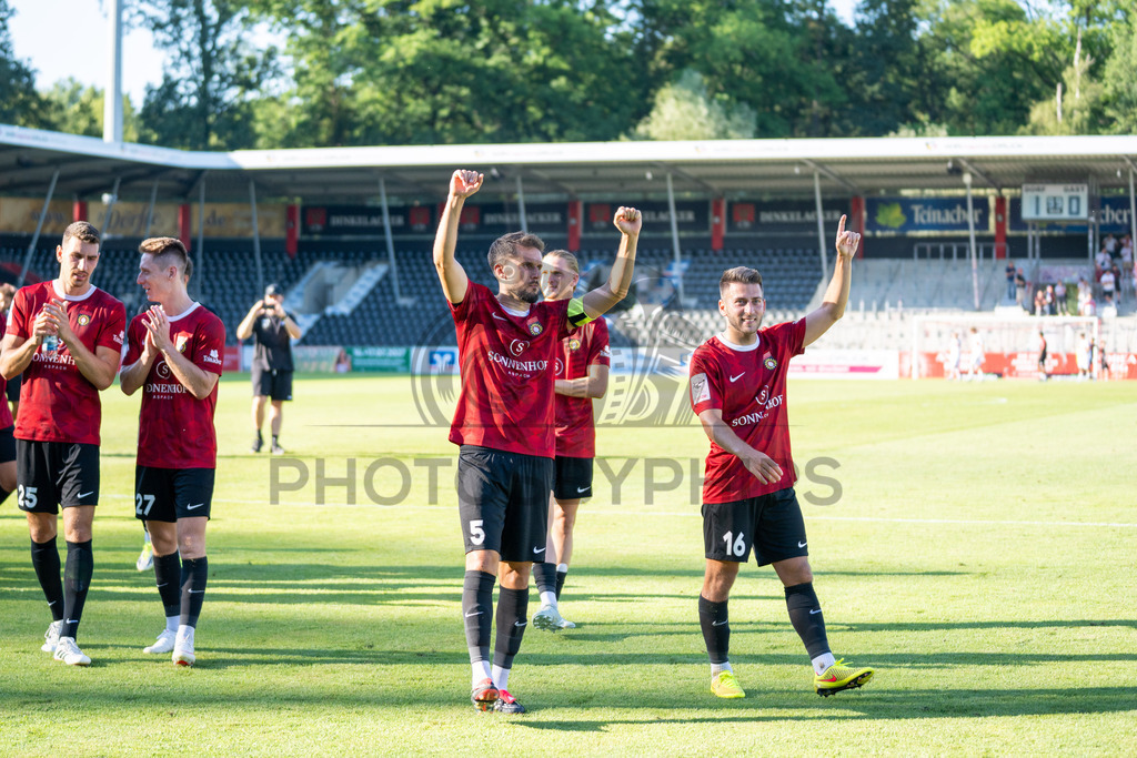 SG Sonnenhof Großaspach vs. Fortuna Köln, Fussball, 3. Liga, 1. Spieltag, 08.08.2026 | Volkan Celiktas (SG Sonnenhof Großaspach, #05) und Marius Kunde (SG Sonnenhof Großaspach, #16) freuen sich nach dem Sieg mit den Fans,SG Sonnenhof Großaspach vs. Fortuna Köln, Fussball, 3. Liga, 1. Spieltag, 08.08.2026,DFB regulations prohibit any use of photographs as image sequences and/or quasi-video
