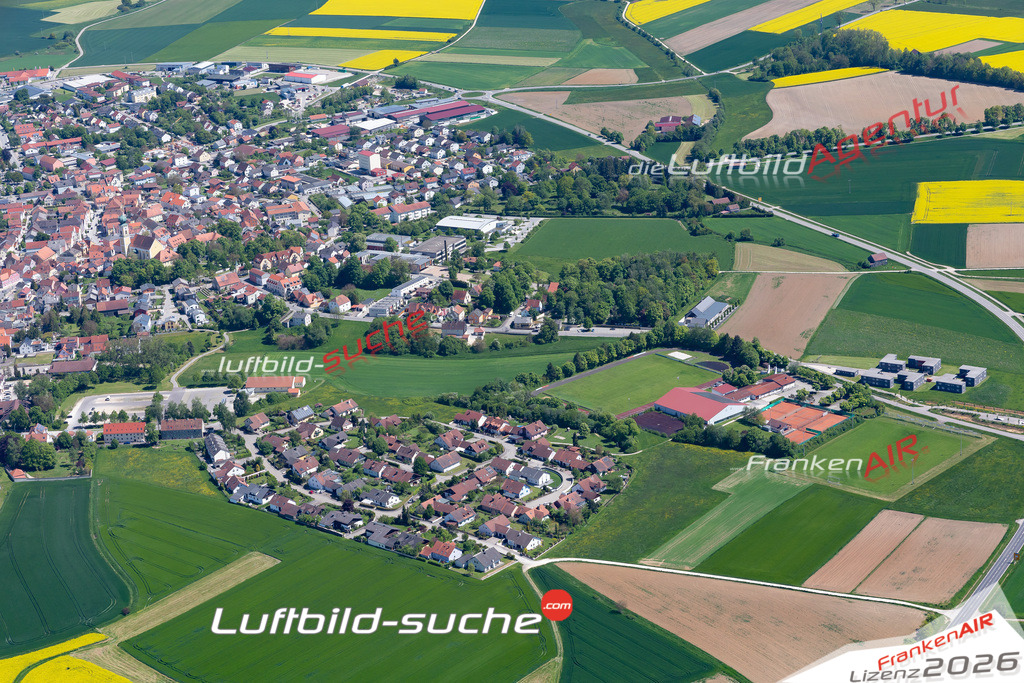 Das Luftbild der Stadt Hemau wurde 2021 vom Flugzeug heraus erstellt (keine Drohne) Aufnahmehöhe ca.450 Meter- hohe Bildauflösung und Druck-Qualität garantiert!