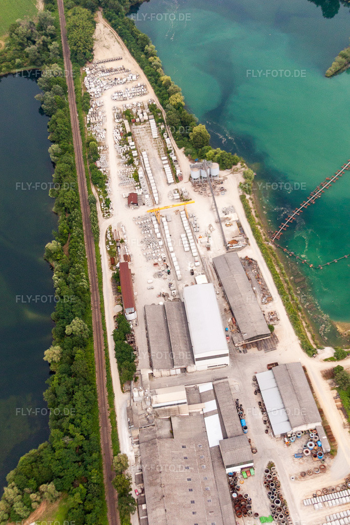 Luftbild: Betonfertigteilewerk auf der Landzunge zwischen Schäfersee und Vettersee im Ortsteil Rheinsheim in Philippsburg im Bundesland Baden-Württemberg in Deutschland. Foto: IMG_29858.jpg vom 02.07.2010 durch Werner Riehm/FLY-FOTO.de
