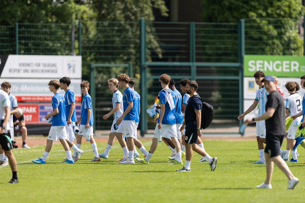 Fußball I Männer I 40. Pfingscup Hollage I 13051 | realhellocedii - Realisiert mit Pictrs.com