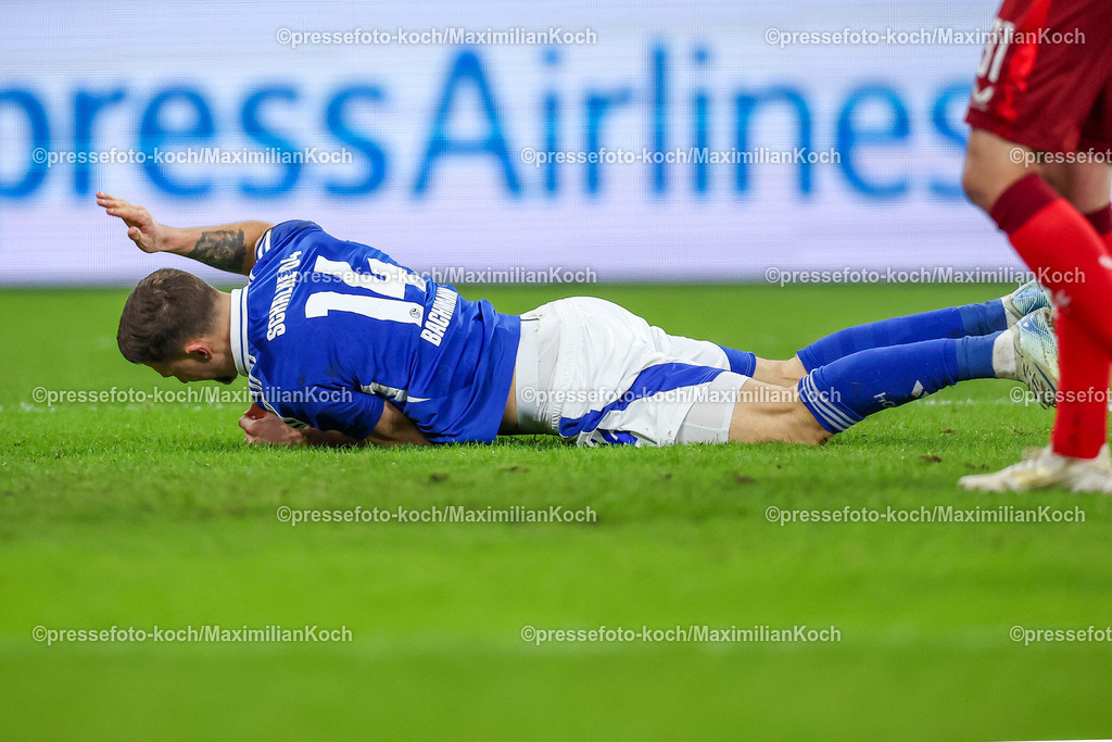 Schalke29112401032 | 29.11.2024, Fußball, FC Schalke 04 - 1. FC Kaiserslautern, 2. Fußball Bundesliga, Veltins-Arena Gelsenkirchen, Saison 2024 2025: Janik Bachmann (S04 #14) liegt sich ärgernd auf dem SpielfeldDFB regulations prohibit any use of photographs as image sequences and or quasi-video.