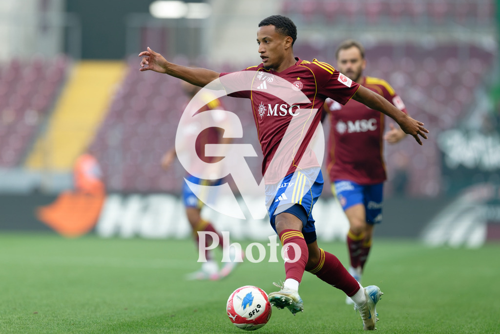 Brack Super League - Servette FC v FC Saint-Gall | Lilian Njoh (14 Servette FC) controls the ball (action) during the Brack Super League match between Servette FC and FC Saint-Gall at Stade de Geneve in Geneva, Switzerland