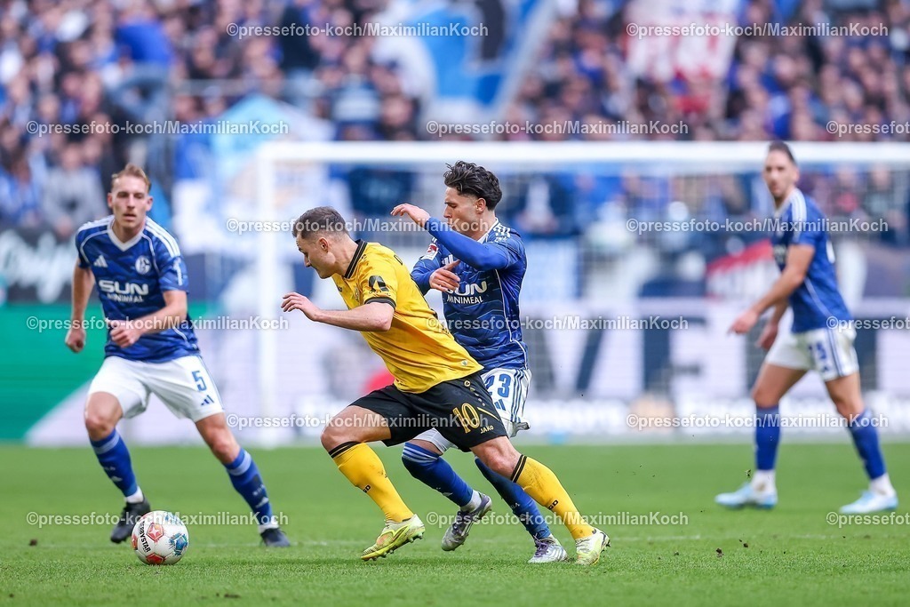 S0407022601043 | 07.02.2026, Fußball, FC Schalke 04 - SG Dynamo Dresden, 21. Spieltag, 2. Fußball Bundesliga, Veltins-Arena Gelsenkirchen, Saison 2025 2026: Jakob Lemmer (Dynamo Dresden #10) im Zweikampf gegen  Timo Becker&nbsp;(Schalke04 #05) Soufiane El-Faouzi&nbsp;(Schalke04 #23)  DFB regulations prohibit any use of photographs as image sequences and or quasi-video.