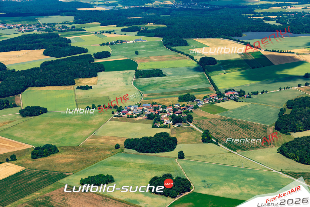 Das Luftbild zeigt : Berletzhof Hemau - Die Luftaufnahme wurde 2023 vom UL-Flugzeug aus erstellt ( keine Drohne ) - Hochauflösende Luftaufnahme - Für grossformatige Ausdrucke geeignet. Die Geschenkidee !Mit Lizenz und Bildrechte bestellbar