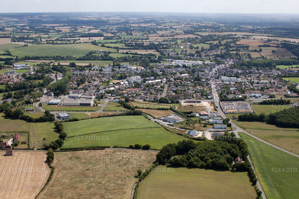 Vue aérienne: Vue de la ville à Vibraye dans le département Sarthe, France. Photo: IMG_19990.jpg prise le 30/07/2009 par Werner Riehm/FLY-FOTO.eu – Résolution de l'original: 4752 x 3168 px