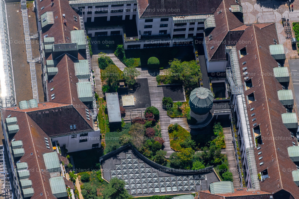 4035708 | BRAUNSCHWEIG 31.07.2020 Innenhof des Gebäudes eines Mehrfamilien- Wohnhauses an der Straße Packhofpassage in Braunschweig im Bundesland Niedersachsen, Deutschland. // Patio of the building of a multi-family residential building in Brunswick in the state Lower Saxony, Germany. Foto: Gerhard Launer