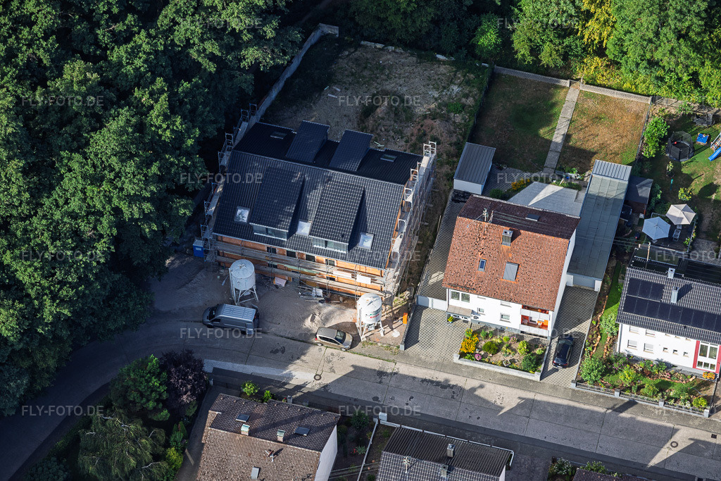 Luftbild: Baustelle für Neubau eines Sechsfamilienhaus in der Elsässer Straße in Kandel im Bundesland Rheinland-Pfalz in Deutschland. – Foto: IMG_158479.jpg vom 06.08.2026 durch Werner Riehm/FLY-FOTO.de – Auflösung des Originals: 5751 x 3834 px