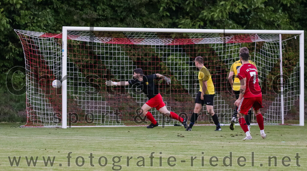 2023-09-07_043_FC_Finsing_gegen_FC_Moosinning_II | Finsing, Deutschland, 07.09.2023:
Fußball, Kreisliga 2023 / 2024, 8. Spieltag, FC Finsing gegen FC Moosinning II, Endergebnis: 3:0

Torwart Tobias Pfanzelt (FC Moosinning, #1), Mats Behrens (FC Moosinning, #15), Markus Rickhoff (FC Finsing, #7)

Foto: Christian Riedel / fotografie-riedel.net