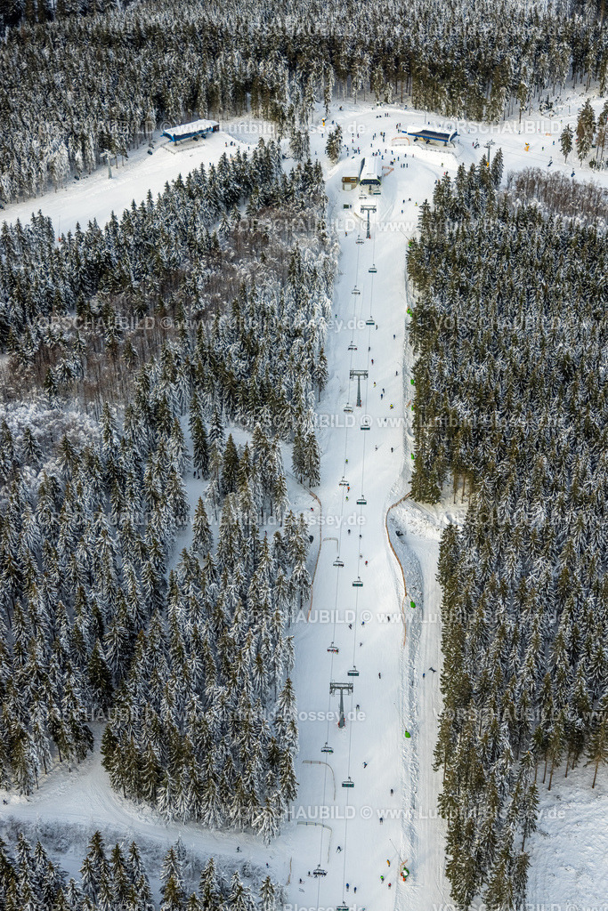 Winterberg221201131 | Luftbild Skipisten und Skifahrer, Skilifte Schneewittchen 25 und Brembergkopf 10, Winterwunderland in Winterberg im Sauerland, am Kahlen Asten und den Skiabfahrten und dem Skilift-Karussell Winterberg, Winterberg, Sauerland, Nordrhein-Westfalen, Deutschland