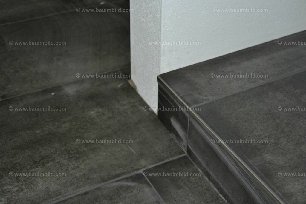 bib-lg21-fliesenlegerarbeiten-0100 | Nach LV-Leistungsgruppen sortierte Detailfotos über den Bau eines Hauses. Alle Hausbau-Bilder direkt vom Urheber und Autor der Website Haus-Selber-Bauen.com