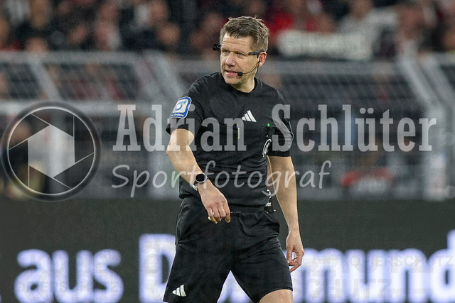 08.05.2026, GER, Fussball, Herren, 1. BL, Saison 2025/2026, Borussia Dortmund - Eintracht Frankfurt | Schiedsrichter Patrick Ittrich schaut