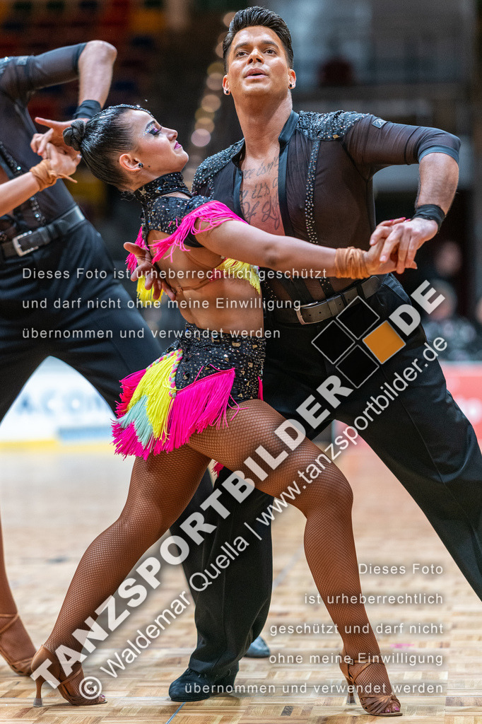 L1140939 | Hier finden Sie Tanz Bilder vom Latein und Standard Formationen tanzen. Sportbilder vom Tanzsport. Schöne Fotos und von Weltmeisterschaft, Europameisterschaft, Bundesliga, Regionalliga, Oberliga und Landesliga sowie von GOC Stuttgart, DanceComp, WM Bremen