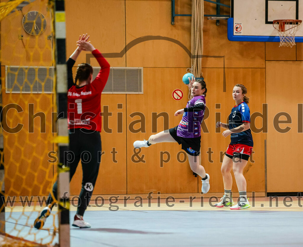 2023-12-09_040_SpVgg_Altenerding_gegen_HSG_Freising-Neufahrn | Erding, Deutschland, 09.12.2023:
Handball, Bezirksoberliga Frauen Altbayern 2023 / 2024, 9. Spieltag, SpVgg Altenerding gegen HSG Freising-Neufahrn, Endergebnis: 29:28

Nadine Krings (HSG Freising-Neufahrn, #1), Katharina Künstner (SpVgg Altenerding, #23), Franziska Edler (HSG Freising-Neufahrn, #9)

Foto: Christian Riedel / fotografie-riedel.net