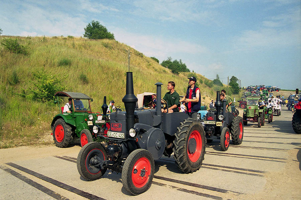 Foto: Leipzig - Markkleeberger See - Ausfahrt von Bulldog Dampf und Diesel 01.07.2001 | Das Team hinter BILDLEXIKON LEIPZIG bündelt historische wie aktuelle Informationen über die Stadt Leipzig in Text und Bild auf einer Plattform und stellt diese der interessierten Öffentlichkeit zur Verfügung.