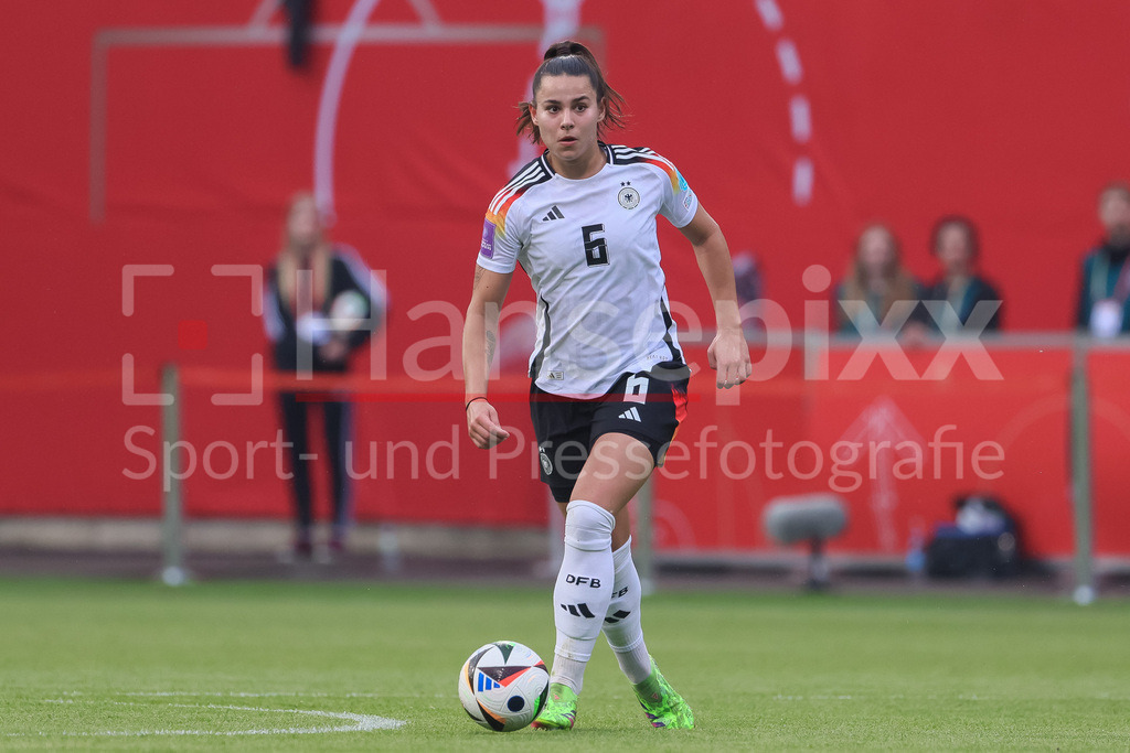 Fussball, EM-Qualifikation Frauen, Deutschland - Polen | v.li.: Lena Oberdorf (Deutschland, DFB, 6) am Ball, Freisteller, Einzelbild, Ganzkörper, Aktion, Action, Spielszene
