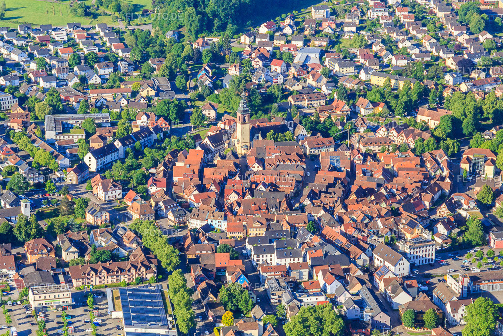 Historisches Stadtzentrum von Norden mit St. Arbogast Kirche http://www.haslach.de/,Lde/startseite/Leben+in+Haslach/Katholische+Kirchengemeinde+Haslach.html | Luftbild: Historisches Stadtzentrum von Norden mit St. Arbogast Kirche http://www.haslach.de/,Lde/startseite/Leben+in+Haslach/Katholische+Kirchengemeinde+Haslach.html in Haslach im Kinzigtal im Bundesland Baden-Württemberg in Deutschland. Foto: IMG_147690.jpg vom 30.05.2025 durch Werner Riehm/FLY-FOTO.de - Realisiert mit Pictrs.com