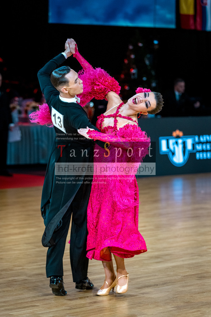 20251212_WDSF_World_Ch_Cup_RS-Std_1183-2 | Tanzsportbilder, Standardtanz, Lateintanz, WDSF, DTV, LTVB, dancecomp, goc, hessen tanzt, blaues band der spree, walzer, tango, wiener walzer, slowfox, quickstepp, samba, rumba, cha-cha-cha, paso doble. jive, hd-kroft photography, turniertanzsport