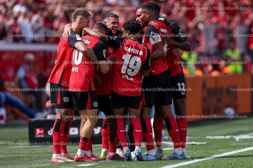 B0411052503417 | 11.05.2025, Fußball, Bayer 04 Leverkusen - Borussia Dortmund, 1. Fußball Bundesliga, 33. Spieltag, BayArena, Saison 2024 2025: Torjubel rund um Cheftrainer Xabi Alonso (Bayer 04 Leverkusen Trainer) nach de Treffen von Jeremie Frimpong (Bayer04 Leverkusen #30) zusammen mit Robert Andrich (Bayer04 Leverkusen #8) Florian Wirtz (Bayer04 Leverkusen #10) Florian Wirtz (Bayer04 Leverkusen #10) Jonathan Tah (Bayer04 Leverkusen #4) DFB regulations prohibit any use of photographs as image sequences and or quasi-video.