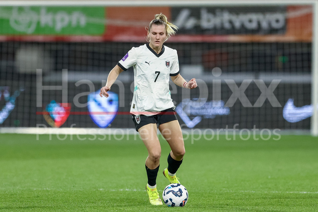 Fussball, UEFA Women s Nations League, Deutschland - Österreich | v.li.: Viktoria Pinther (Österreich, 7) am Ball, Freisteller, Einzelbild, Ganzkörper, Aktion, Action, Spielszene